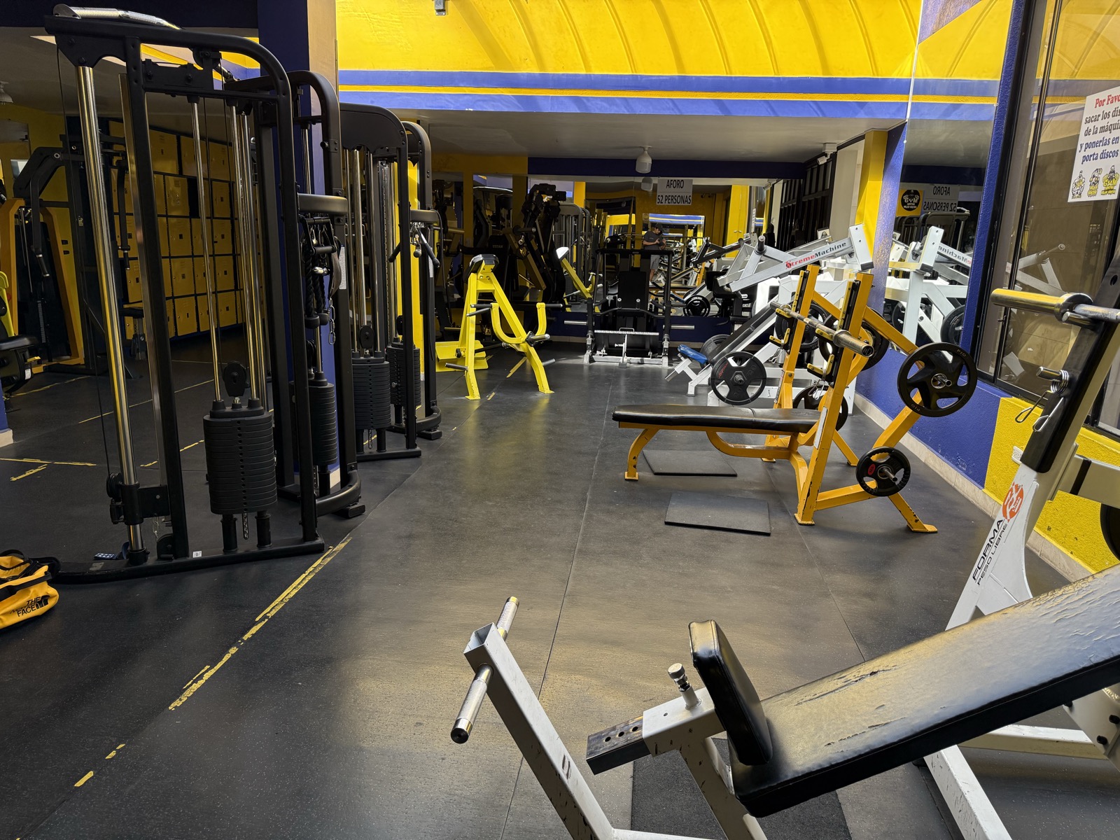 M&aacute;quinas de fuerza en Adictos Gym Relax Center en Tumbaco