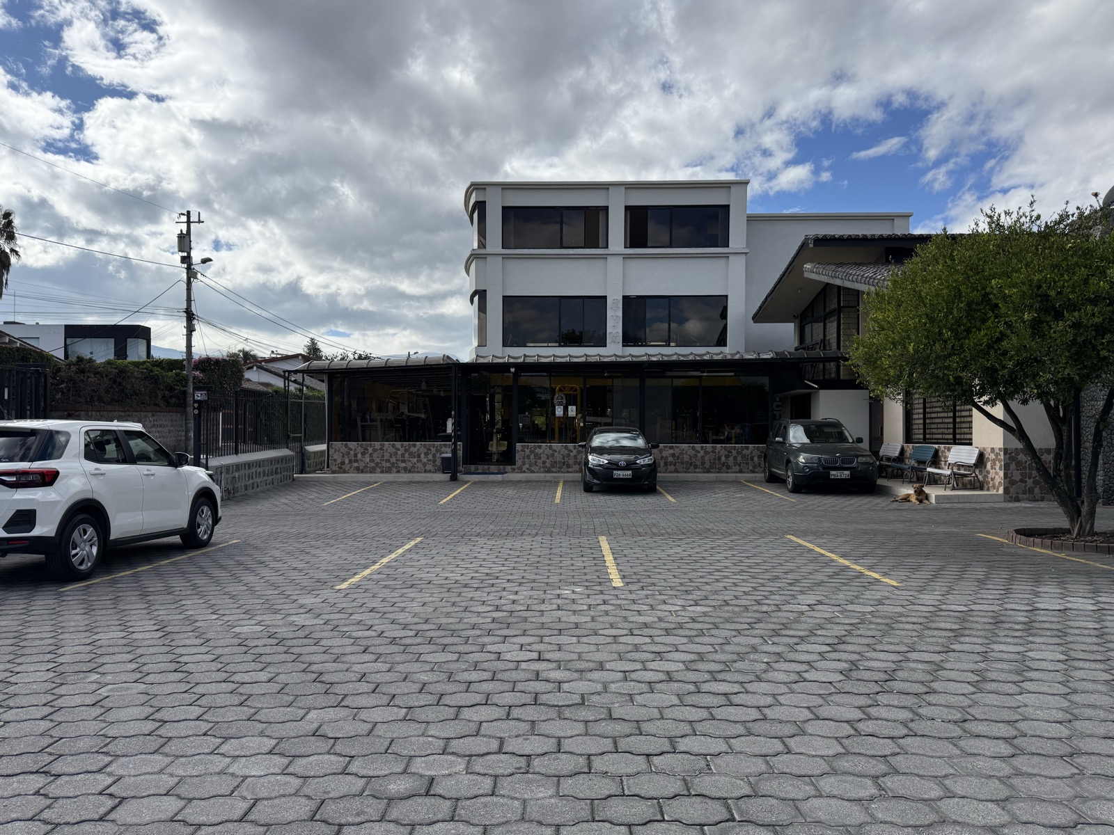 Vista exterior del edificio de Adictos Gym Relax Center en Tumbaco